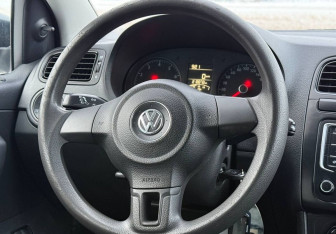 Подержанный автомобиль Volkswagen Polo Sedan 2015 года (13 фото)