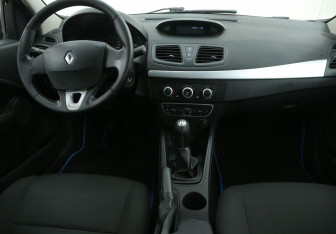 Подержанный автомобиль Renault Fluence 2012 года (12 фото)
