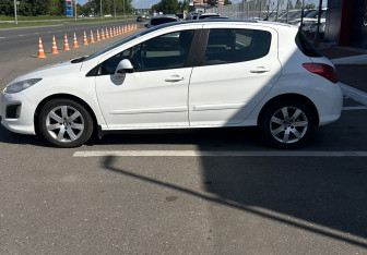 Подержанный автомобиль Peugeot 308 Hatchback 2011 года (7 фото)