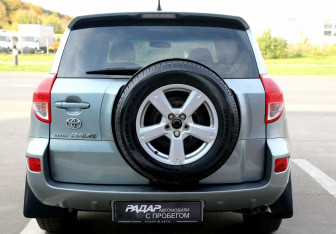 Подержанный автомобиль Toyota RAV4 2006 года (5 фото)