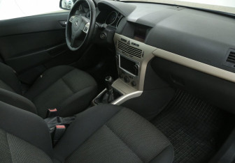 Подержанный автомобиль Opel Astra Hatchback 2008 года (9 фото)