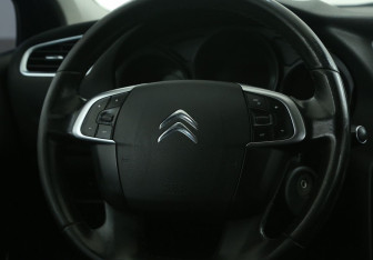 Подержанный автомобиль Citroen C4 Hatchback 2012 года (16 фото)