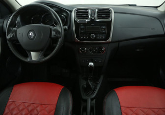 Подержанный автомобиль Renault Sandero 2018 года (12 фото)