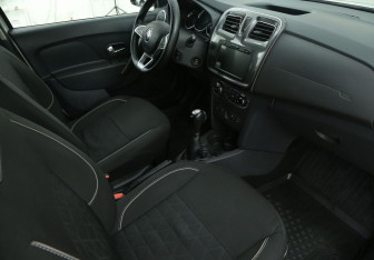 Подержанный автомобиль Renault Sandero 2020 года (9 фото)