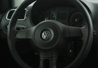 Подержанный автомобиль Volkswagen Polo Sedan 2011 года (16 фото)