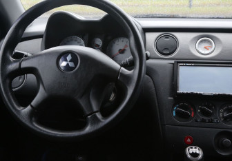 Подержанный автомобиль Mitsubishi Outlander 2007 года (14 фото)