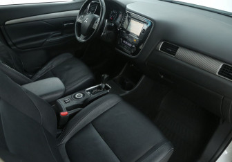 Подержанный автомобиль Mitsubishi Outlander 2012 года (9 фото)
