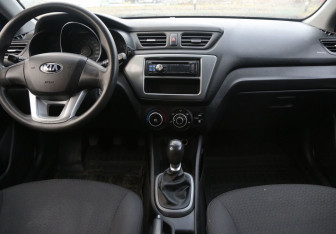 Подержанный автомобиль Kia Rio Hatchback 2014 года (12 фото)