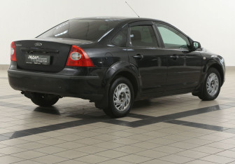 Подержанный автомобиль Ford Focus Sedan 2006 года (4 фото)