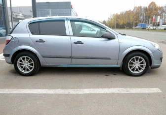 Подержанный автомобиль Opel Astra Hatchback 2005 года (7 фото)