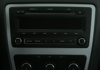Подержанный автомобиль Skoda Octavia Liftback 2010 года (13 фото)