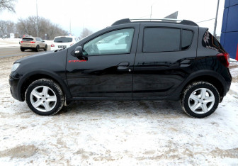 Подержанный автомобиль Renault Sandero 2015 года (8 фото)