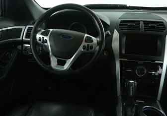 Подержанный автомобиль Ford Explorer 2015 года (14 фото)