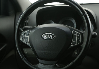 Подержанный автомобиль Kia Ceed Hatchback 2009 года (16 фото)