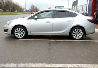 Подержанный автомобиль Opel Astra Sedan 2013 года (8 фото)