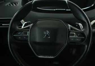 Подержанный автомобиль Peugeot 3008 2018 года (16 фото)