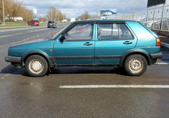 Подержанный автомобиль Volkswagen Golf Hatchback 1990 года (8 фото)