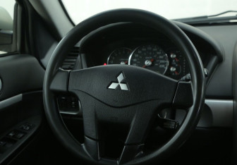 Подержанный автомобиль Mitsubishi Galant Sedan 2006 года (16 фото)