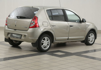 Подержанный автомобиль Renault Sandero 2011 года (4 фото)