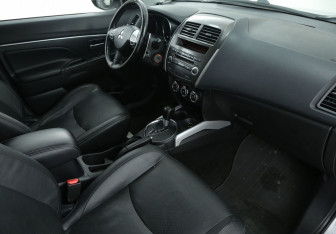Подержанный автомобиль Mitsubishi ASX 2011 года (9 фото)
