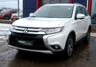 Подержанный автомобиль Mitsubishi Outlander 2016 года (3 фото)