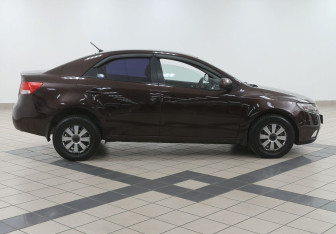Подержанный автомобиль Kia Cerato Sedan 2011 года (4 фото)