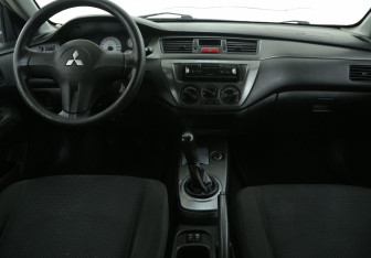 Подержанный автомобиль Mitsubishi Lancer Sedan 2006 года (12 фото)