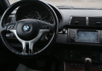 Подержанный автомобиль BMW X5 2003 года (14 фото)