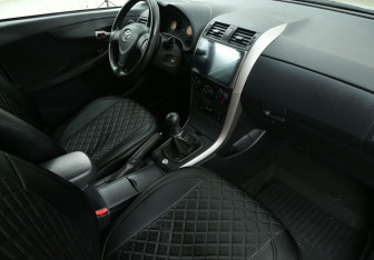 Подержанный автомобиль Toyota Corolla Sedan 2008 года (9 фото)