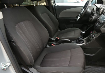 Подержанный автомобиль Chevrolet Aveo Sedan 2013 года (10 фото)