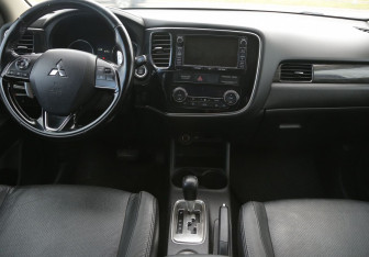 Подержанный автомобиль Mitsubishi Outlander 2015 года (12 фото)