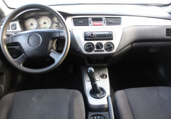 Подержанный автомобиль Mitsubishi Lancer Sedan 2005 года (13 фото)