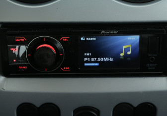 Подержанный автомобиль Renault Sandero 2011 года (13 фото)