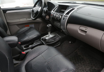 Подержанный автомобиль Mitsubishi Pajero Sport 2013 года (9 фото)