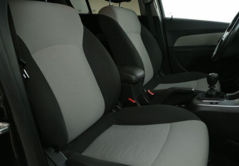 Подержанный автомобиль Chevrolet Cruze Hatchback 2012 года (10 фото)