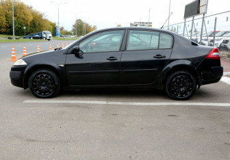 Подержанный автомобиль Renault Megane Sedan 2008 года (8 фото)