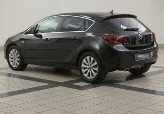 Подержанный автомобиль Opel Astra Hatchback 2010 года (2 фото)