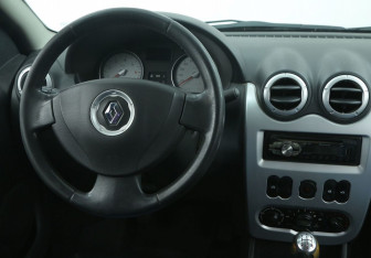 Подержанный автомобиль Renault Logan Sedan 2013 года (14 фото)