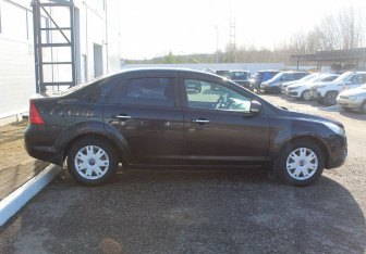 Подержанный автомобиль Ford Focus Sedan 2009 года (8 фото)