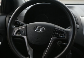 Подержанный автомобиль Hyundai Solaris Hatchback 2015 года (16 фото)