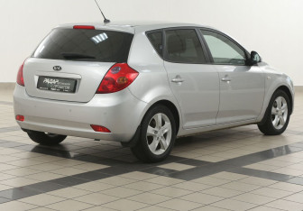 Подержанный автомобиль Kia Ceed Hatchback 2009 года (4 фото)