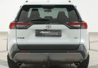 Подержанный автомобиль Toyota RAV4 2020 года (3 фото)
