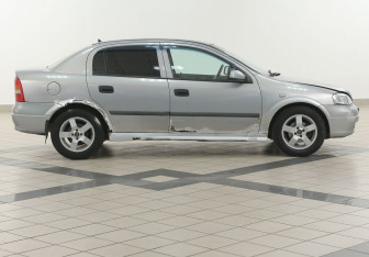 Подержанный автомобиль Opel Astra Sedan 2002 года (5 фото)