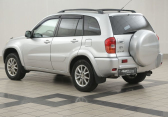 Подержанный автомобиль Toyota RAV4 2004 года (2 фото)
