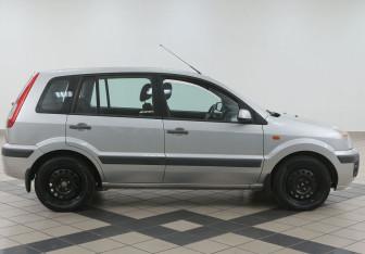 Подержанный автомобиль Ford Fusion 2007 года (4 фото)