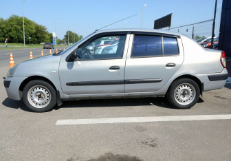 Подержанный автомобиль Renault Symbol 2004 года (8 фото)