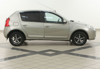 Подержанный автомобиль Renault Sandero 2011 года (5 фото)