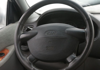Подержанный автомобиль Kia Carnival 2005 года (17 фото)