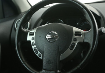 Подержанный автомобиль Nissan Qashqai 2012 года (16 фото)