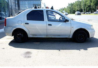Подержанный автомобиль Renault Logan Sedan 2006 года (7 фото)